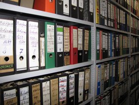 Mehr als 150 Aktenordner mit Stöhlkers Forschungsunterlagen zum Kartäuserorden.