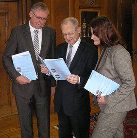 Offizielle Vorstellung des Memminger Wegweisers im Amtszimmer