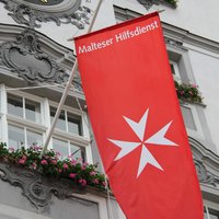 Malteser-Fahne am Rathaus