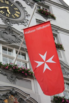 Malteser-Fahne am Rathaus