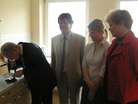 Beim Blick durchs Mikroskop im neuen Labor des Veterinäramtes;