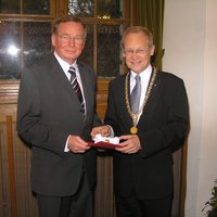Oberbürgermeister Dr. Ivo Holzinger (rechts) zeichnete den langjährigen Dritten Bürgermeister Josef Martin Lang (links), mit dem Goldenen Ehrenring der Stadt Memmingen aus