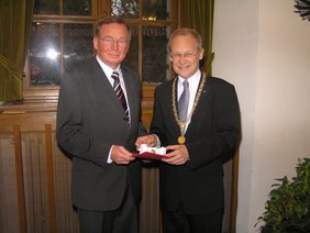 Oberbürgermeister Dr. Ivo Holzinger (rechts) zeichnete den langjährigen Dritten Bürgermeister Josef Martin Lang (links), mit dem Goldenen Ehrenring der Stadt Memmingen aus
