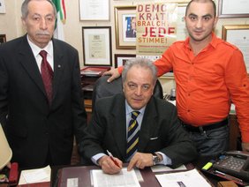 Commendatore Antonino Tortorici, Mehemet Yildirim und Hasan Zareli bei der Unterschrift