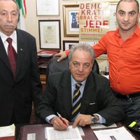 Commendatore Antonino Tortorici, Mehemet Yildirim und Hasan Zareli bei der Unterschrift