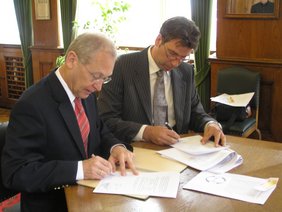 Oberbürgermeister Dr. Ivo Holzinger und Michael Werner bei der Vertragsunterzeichnung