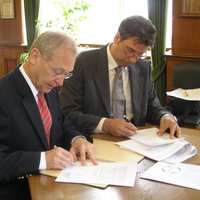 Oberbürgermeister Dr. Ivo Holzinger und Michael Werner bei der Vertragsunterzeichnung