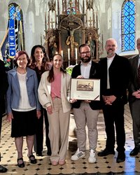 Gruppenbild im Altarraum der Kirche.