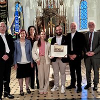 Gruppenbild im Altarraum der Kirche.