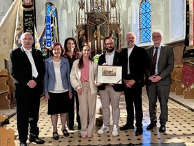 Gruppenbild im Altarraum der Kirche.