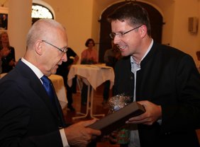 Stephan Stracke überreicht OB Dr. Ivo Holzinger einen Bildband