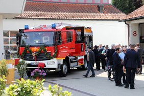 Das große Fahrzeug mit einigen Menschen rundherum, die es begutachten.