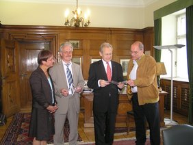 Dieter Zinth zeigt Oberbürgermeister Dr. Ivo Holzinger das neue Wallenstein-Prospekt