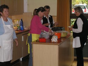 Die "guten Geister" bei der Essensausgabe.