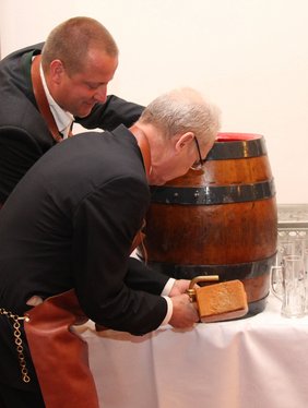 Das Bierfass wird angezapft