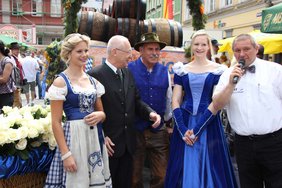 Bei der Begrüßung auf dem Marktplatz: Bierkönigin Angelina, Oberbürgermeister Dr. Holzinger, Kutscher Barth, Blumenkönigin Jessy und Vorsitzender Zelt
