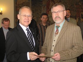 Hermann Salcher und Oberbürgermeister Dr. Ivo Holzinger mit der Jubiläumsurkunde.