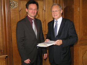 Mit einem Handschlag hieß Oberbürgermeister Dr. Ivo Holzinger Wolfgang Schindele in Memmingen willkommen.