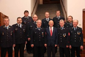 Alle Jubilare auf der Fototreppe im Rathaus – mit dabei der Stadtbrandrat und der Oberbürgermeister