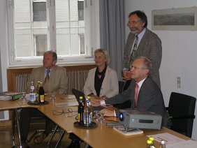 Oberbürgermeister Dr. Ivo Holzinger stellte die erste Tagespflegestelle Memmingens ins Netz. Mit auf dem Bild, der Leiter des Stadtjugendamtes Josef Hermann (stehend), Ursula Karst ebenfalls vom Stadtjugendamt/Pflegekinderdienst und Referatsleiter Manfre