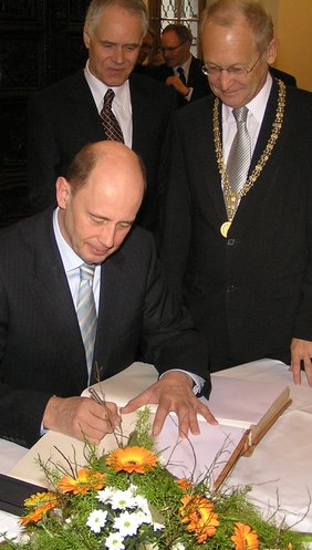 Eintrag in das Goldene Buch der Stadt Memmingen: Bundesverkehrsminister Wolfgang Tiefensee (sitzend), Schweizer Bundesrat Moritz Leunberger (links) und Oberbürgermeister Dr. Ivo Holzinger.