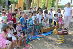Ein bunter Kinderchor begrüßt die Gäste