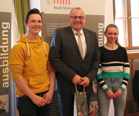 Der Schülersprecher Stephan Maier und die Schülersprecherin Martina Schwintuchovski bedankten sich beim Oberbürgermeister. 