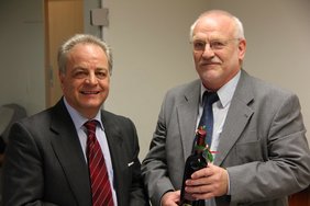 Zum Abschied gab es eine Flasche Wein