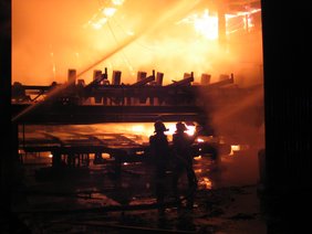 Ein Raub der Flammen wurde das Sägewerk Höfelmayr in Amendingen. Bereits beim Eintreffen der Feuerwehren stand der Betrieb in Flammen.
