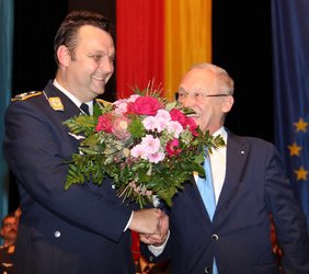 OB Dr. Holzinger überreicht Kriner einen Blumenstrauß