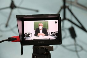 OB Schilder ist auf dem Display einer Kamera zu sehen.